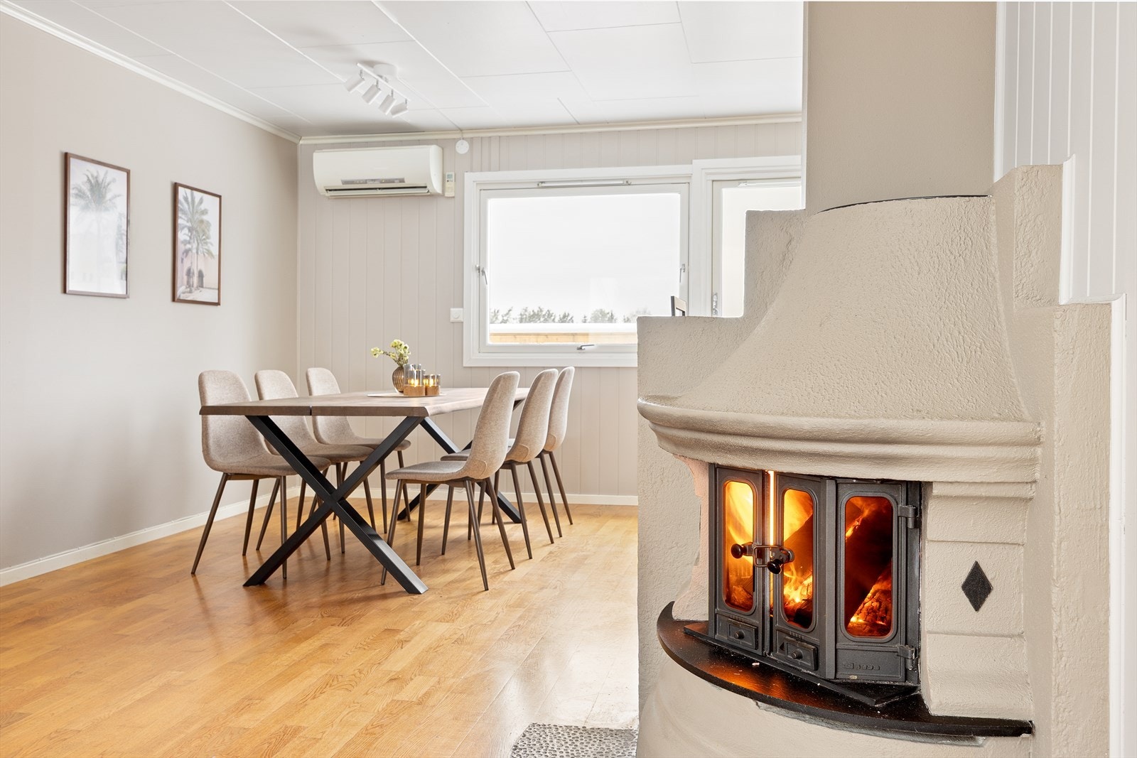 Flott peisovn som varmer godt på kalde dager. Legg også merke til varmluftspumpa som er montert i stuen. Galleribilde