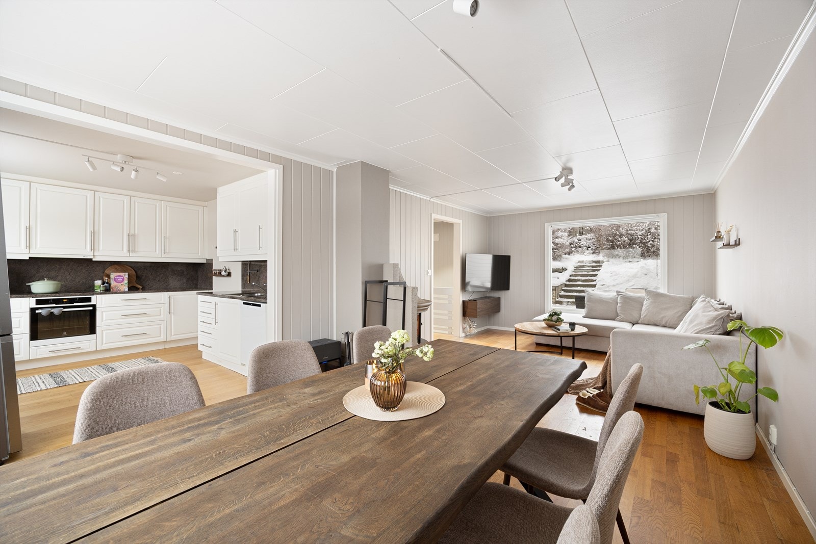 En åpen og sosial etasje med store vindusflater. Galleribilde