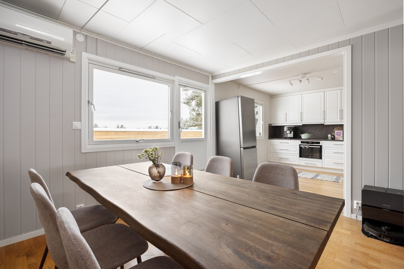 Videre inn i boligen finner du et stort og romslig kjøkken i tilknytning til spisestuen. Galleribilde