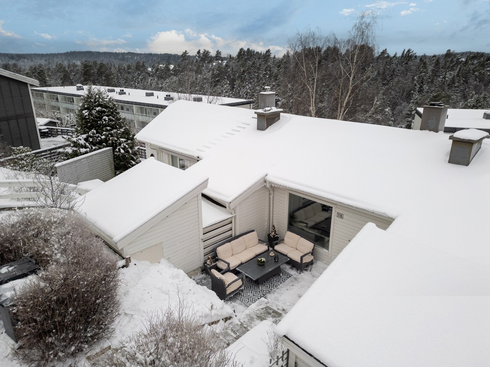 I tillegg til at boligen disponerer 1 garasjeplass (med el-lader) så har du en meget praktisk utvendig bod på ca. 5 kvm. Galleribilde