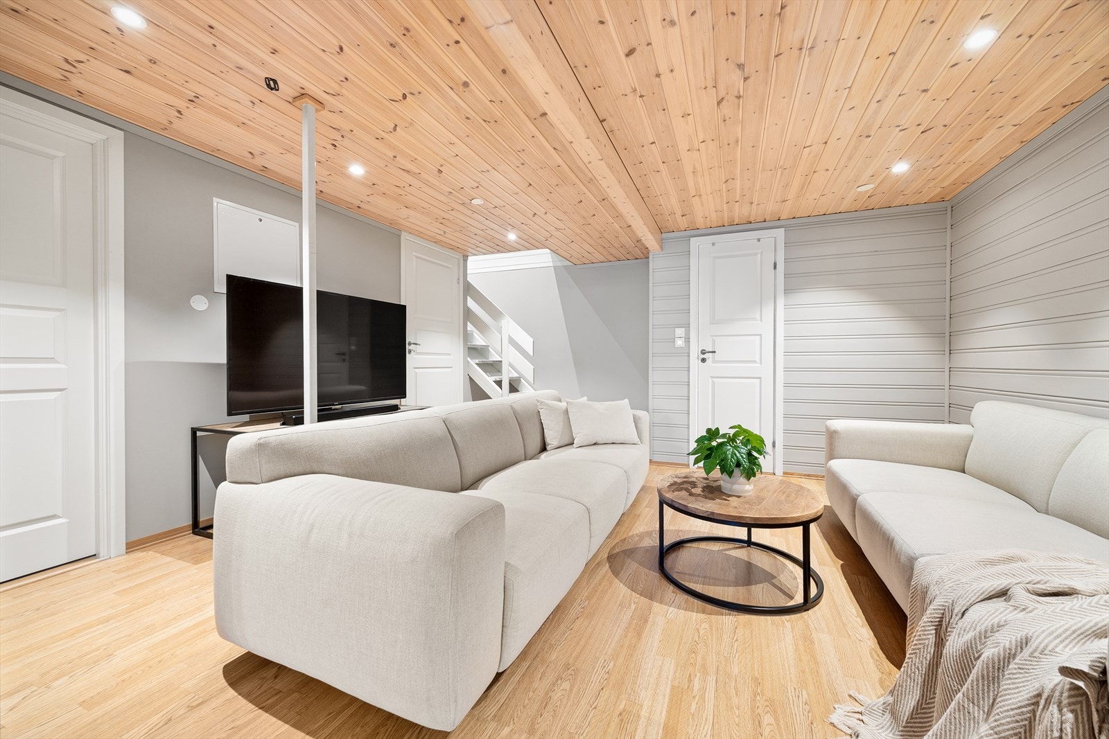 I underetasjen finner du en stor og romslig kjellerstue. I tillegg har du her en meget praktisk innvendig bod for å gjemme unna støvsugeren. Galleribilde