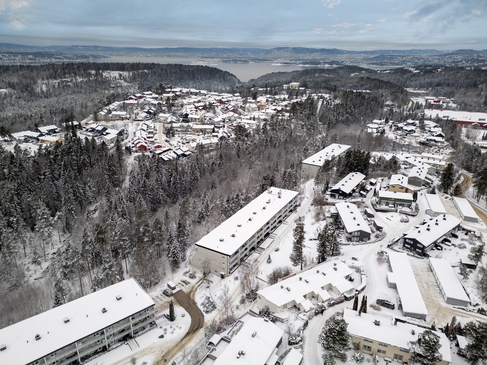 Dette er en særdeles stille og barnevennlig beliggenhet. På grendelagets fellesarealer finner du blant annet lekeplass for de minste. I tillegg har du en garasjeplass i felles rekke, samt tilgang til gjesteparkeringsplasser. Galleribilde