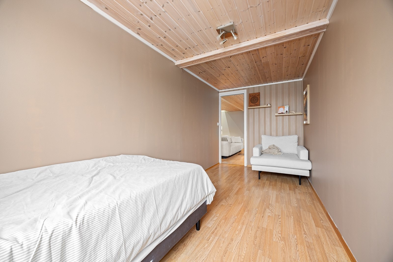 Her har du også mer en nok plass til å sette opp garderobeskap ved behov. Galleribilde