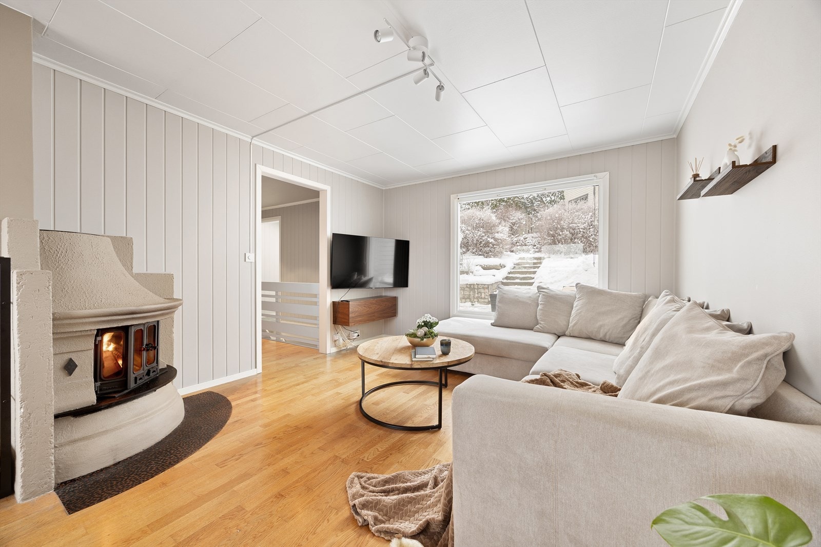 Innvendig i stuen har selger malt overflatene og fremstår i dag som tidsriktig og moderne. Galleribilde