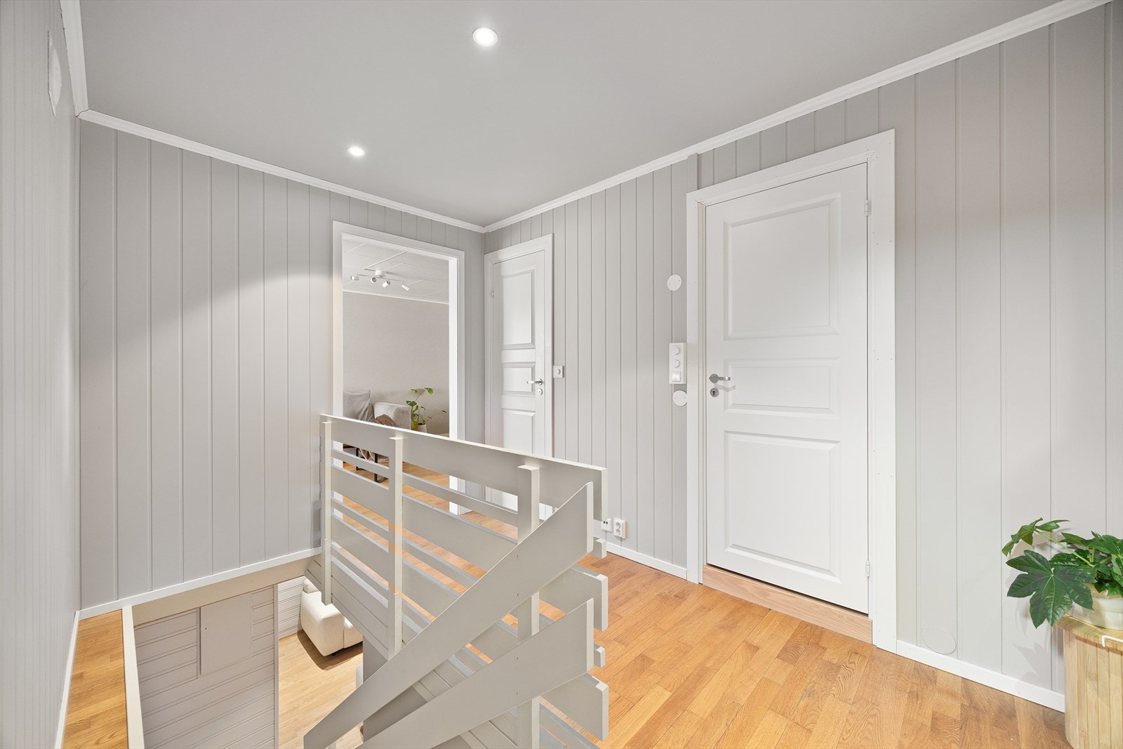 Før vi tar turen ned til underetasjen må du ta en titt på det ene av to bad i boligen, samt ditt eget vaskerom. Galleribilde