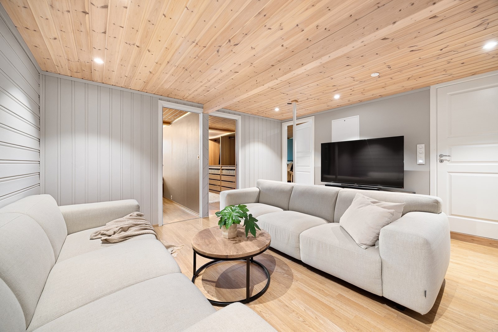 Her finner du også boligens 3 soverom, samt et fantastisk pent oppusset spa-bad. Galleribilde