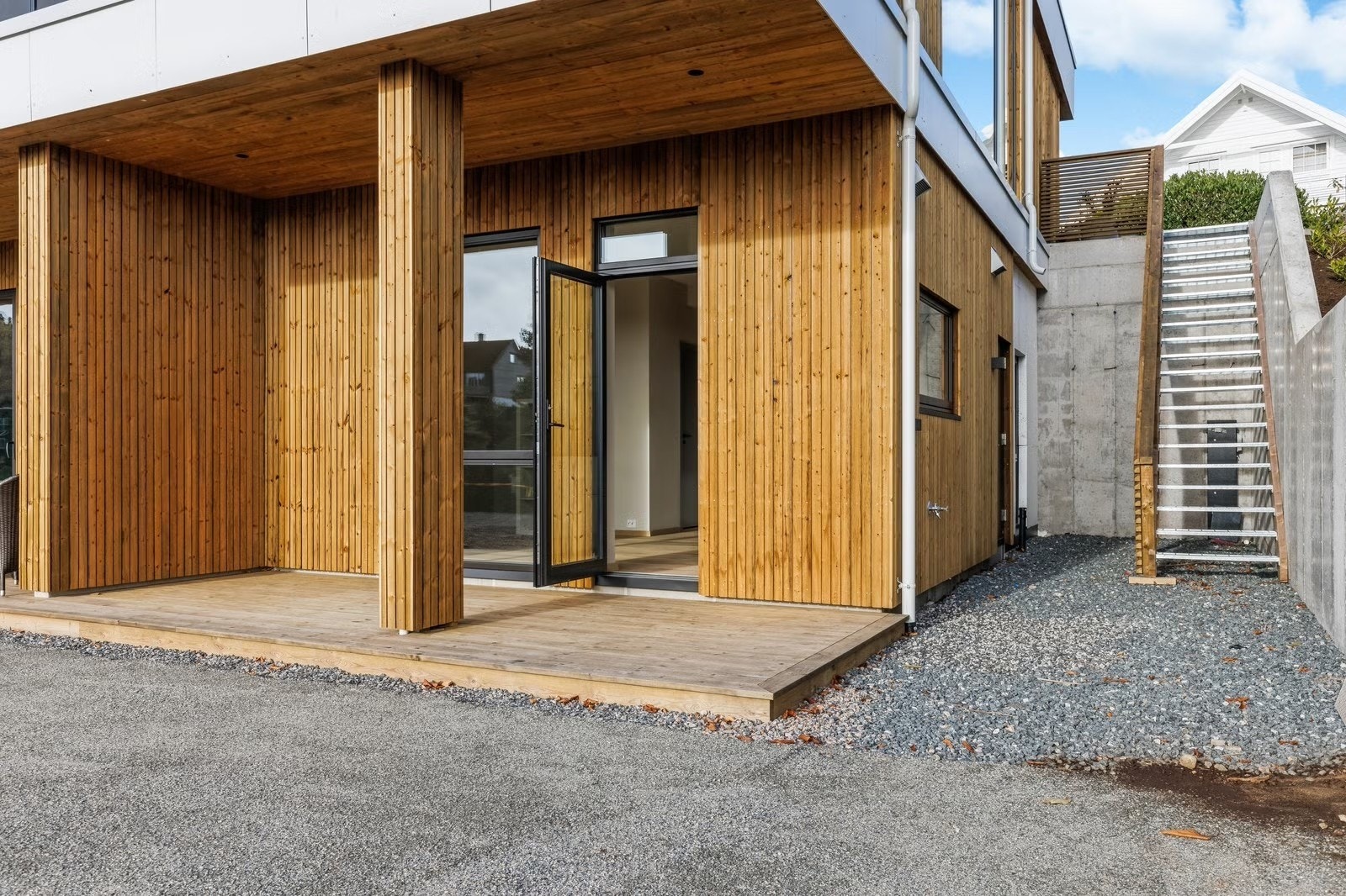 Privat uteplass med gode solforhold og sjøutsikt. Inngangsparti til høyre ved trapp. Galleribilde