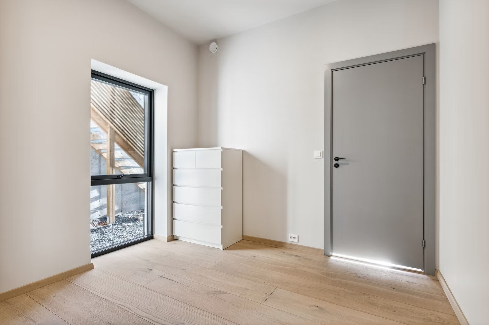 Soverom med god plass til dobbeltseng og kommode/skap. Galleribilde