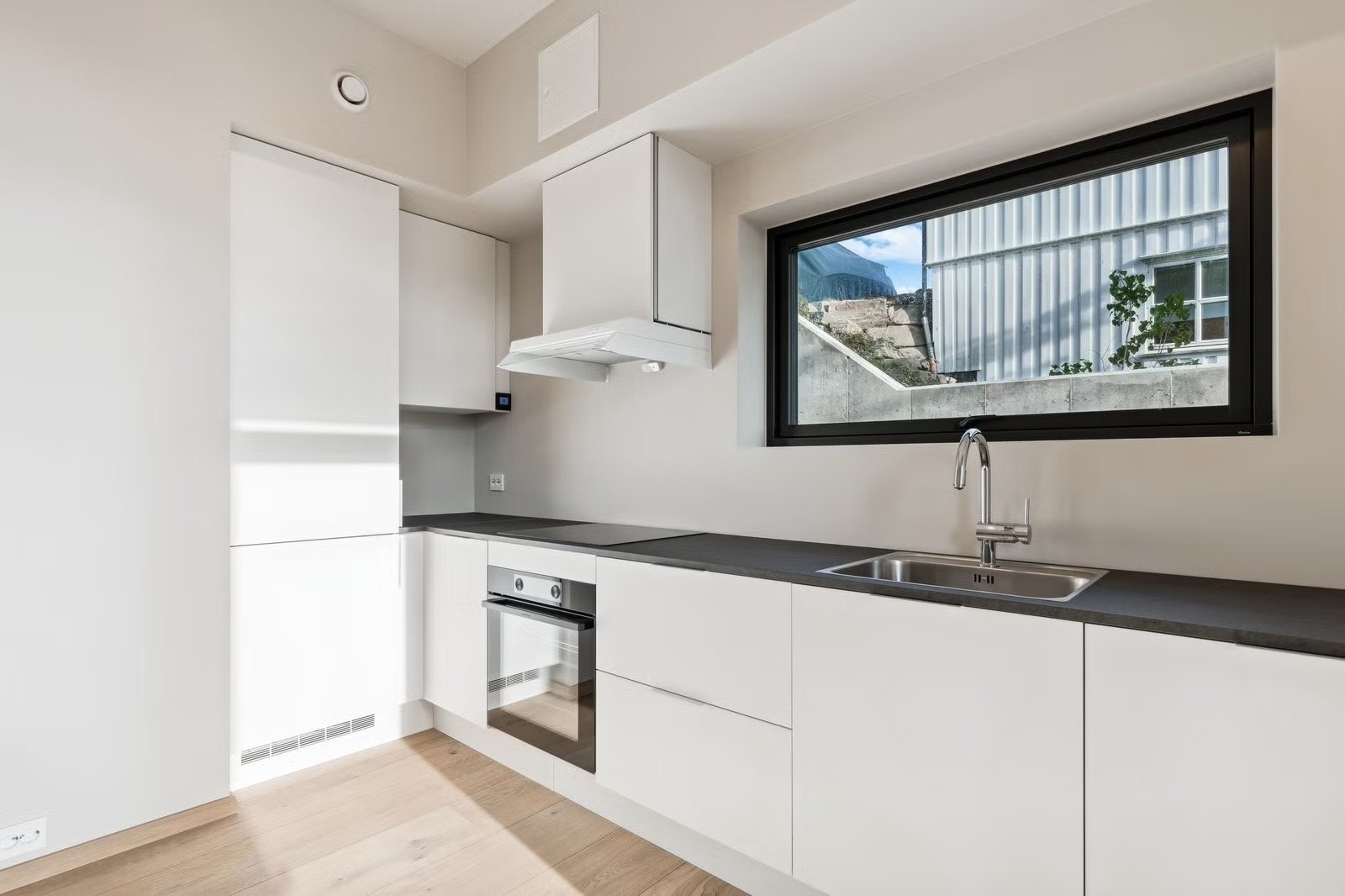 Flott kjøkken med integrerte hvitevarer Galleribilde