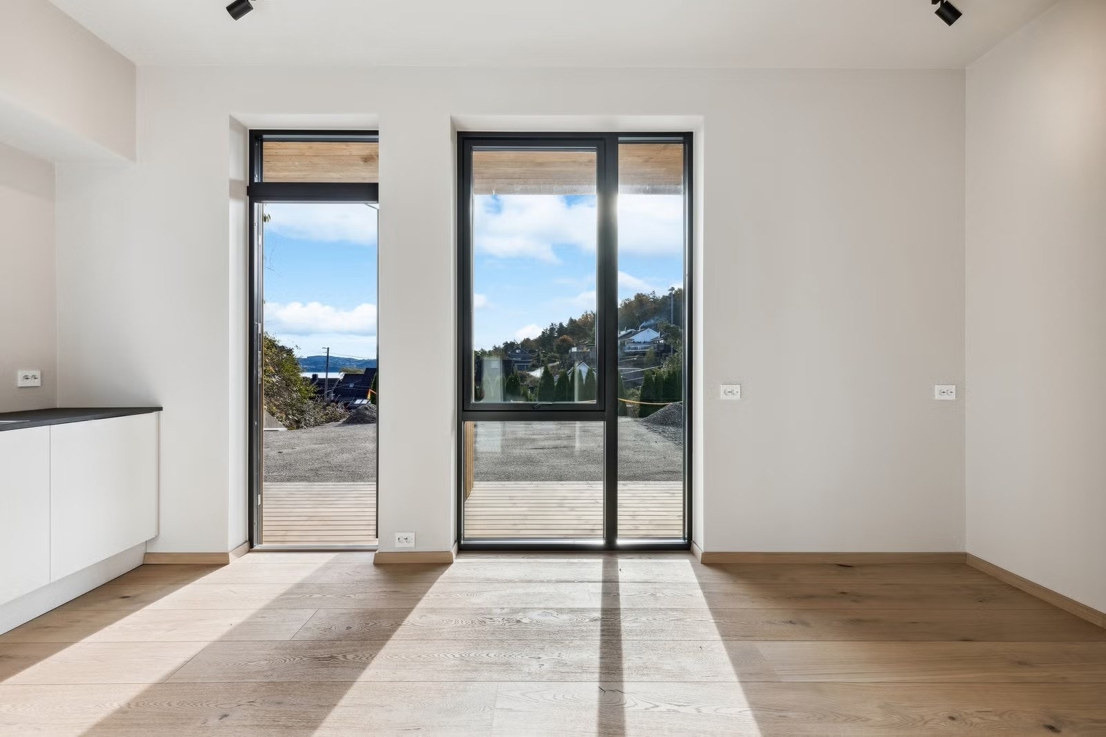 Åpen stue- og kjøkkenløsning med godt lysinnslipp Galleribilde