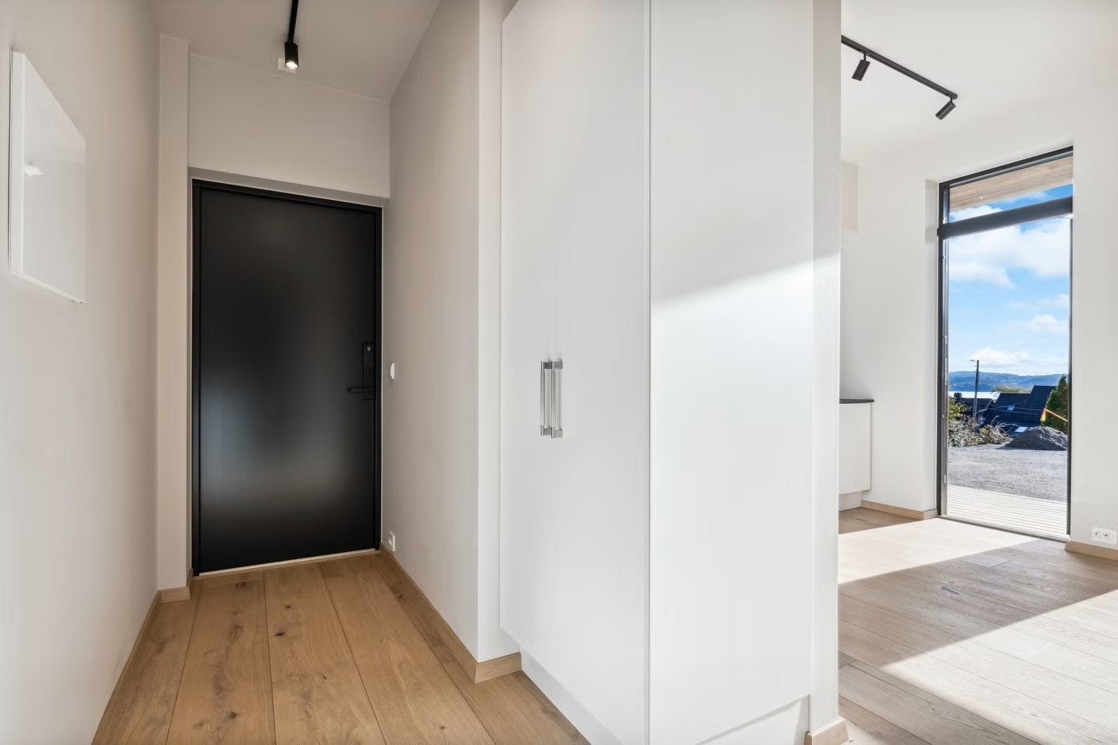 Praktisk gang med skap for oppbevaring Galleribilde