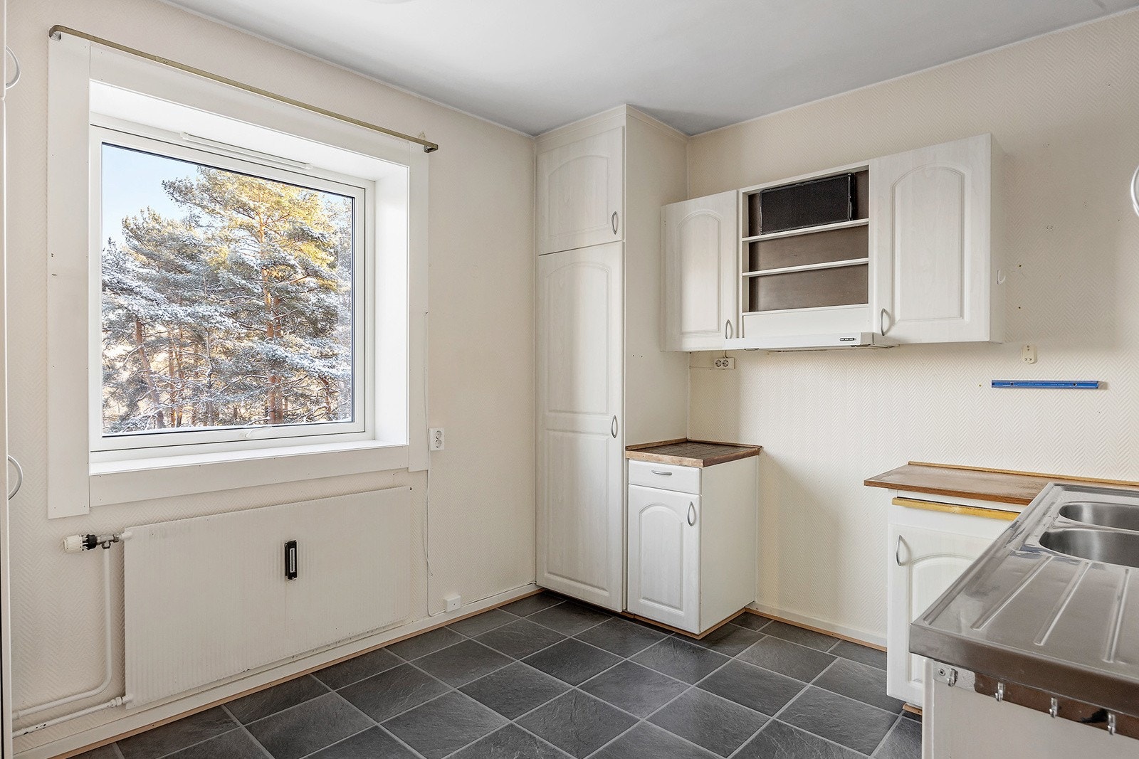 Kjøkken - fin spiseplass ved vindu Galleribilde