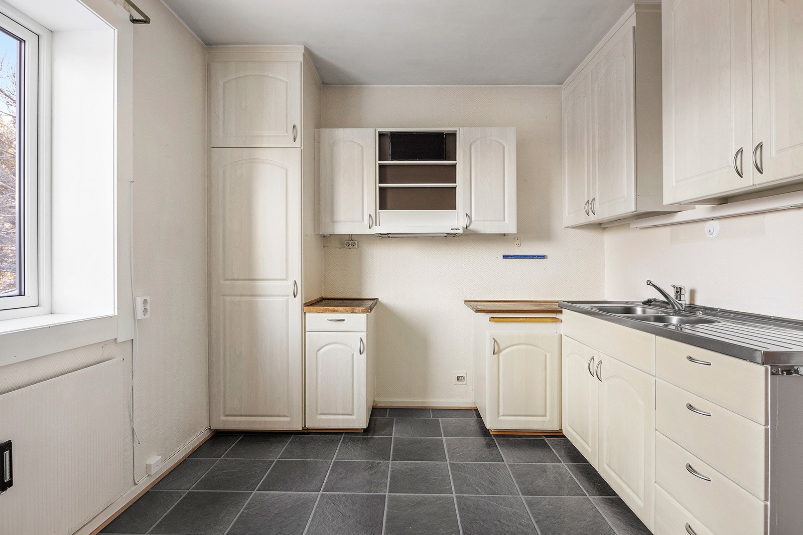 Kjøkken - godt med skap og benkplass Galleribilde