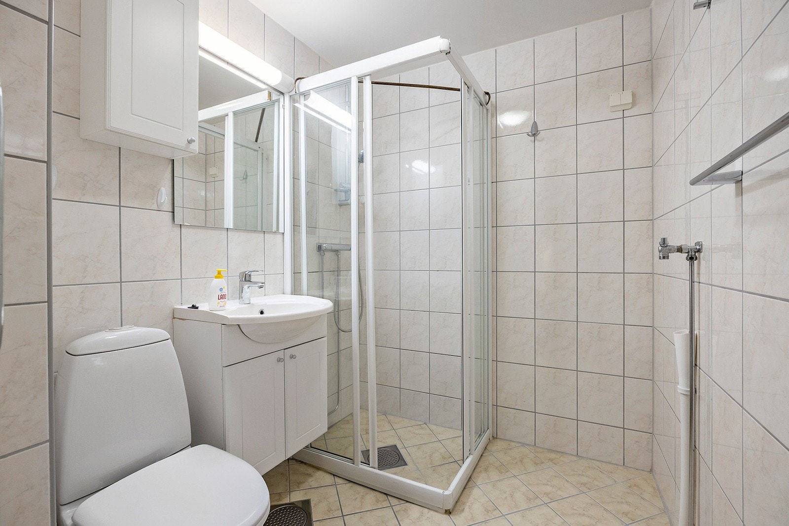 Flislagt baderom med vannbåren varme. Opplegg for vaskemaskin Galleribilde