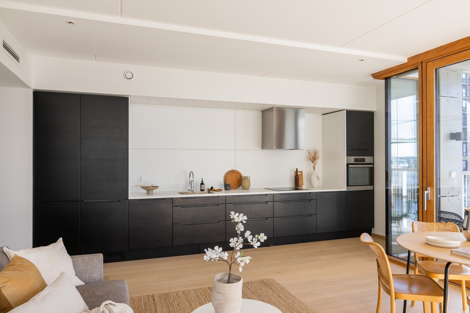 Kjøkkenet ligger i åpen løsning med stuen og har innredning fra HTH med integrerte hvitevarer Galleribilde