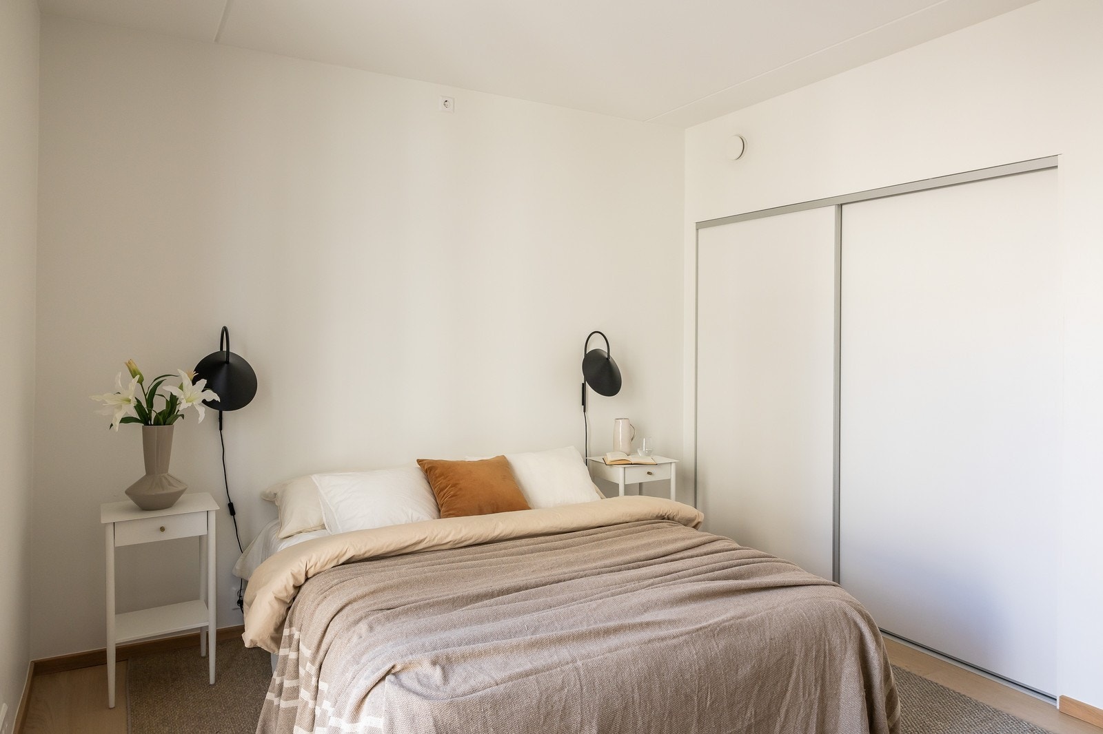 Hovedsoverom på ca 14 kvm med tilgang til innvendig bod via skyvedører Galleribilde