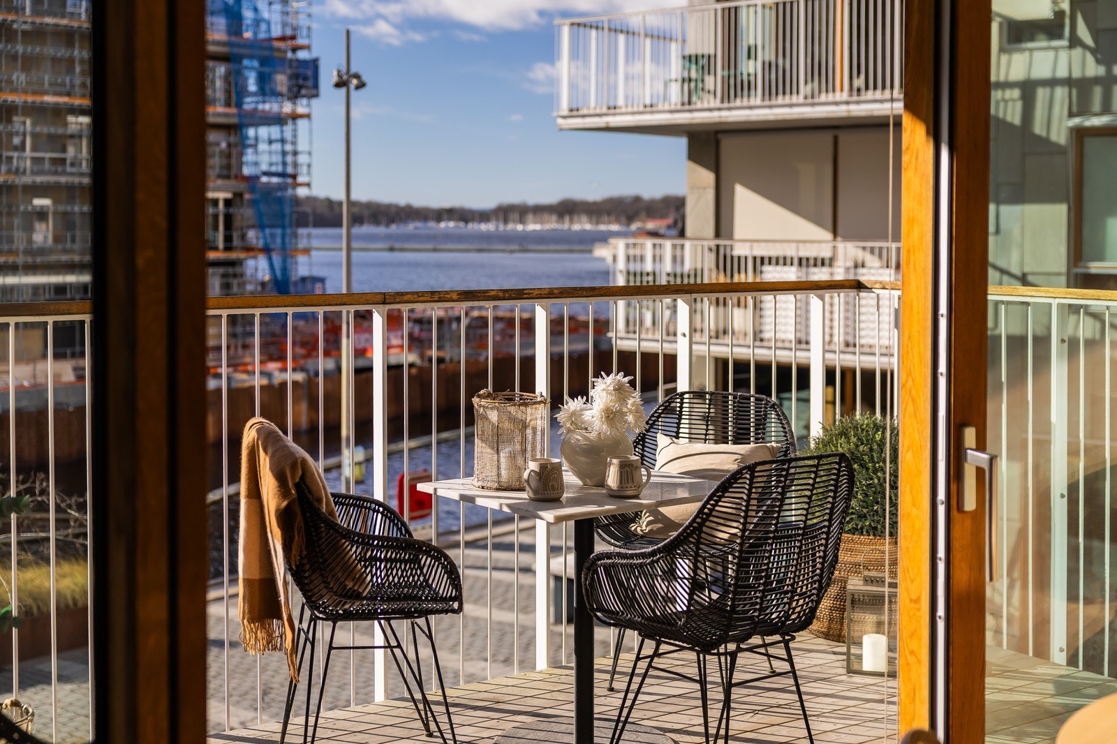 Fra stuen er det utgang til en koselig balkong på 8kvm med flott utsikt mot fjorden Galleribilde