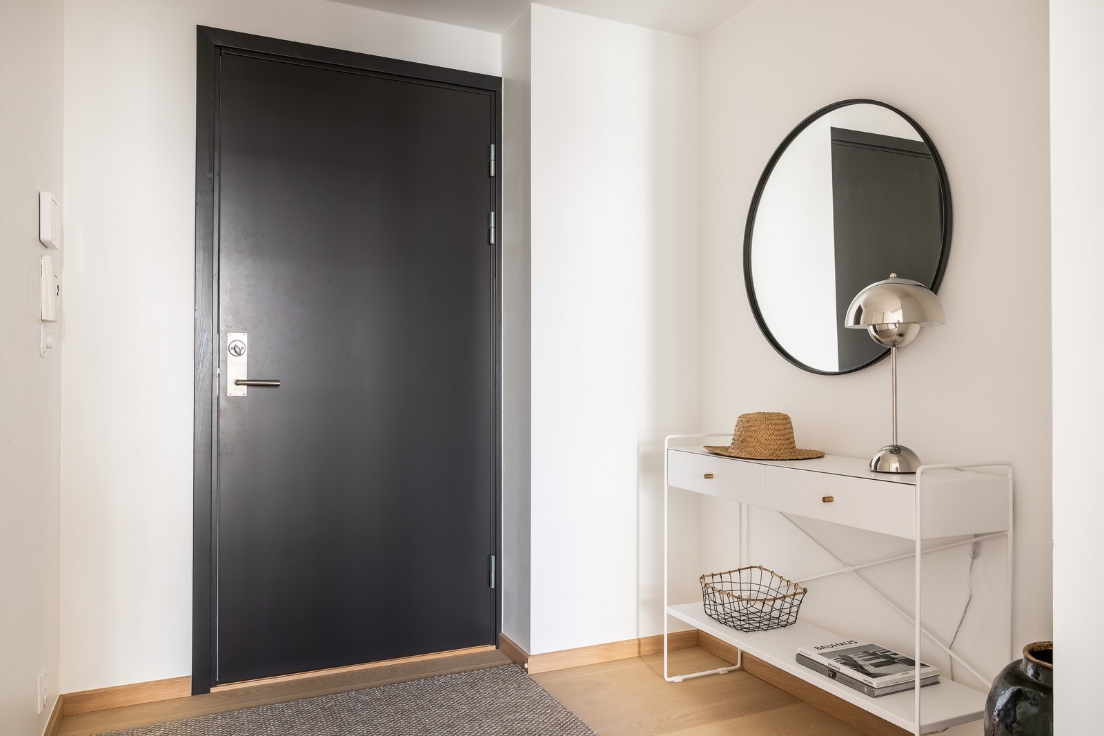 Trivelig entrè med plass til å henge fra seg jakker og sko Galleribilde