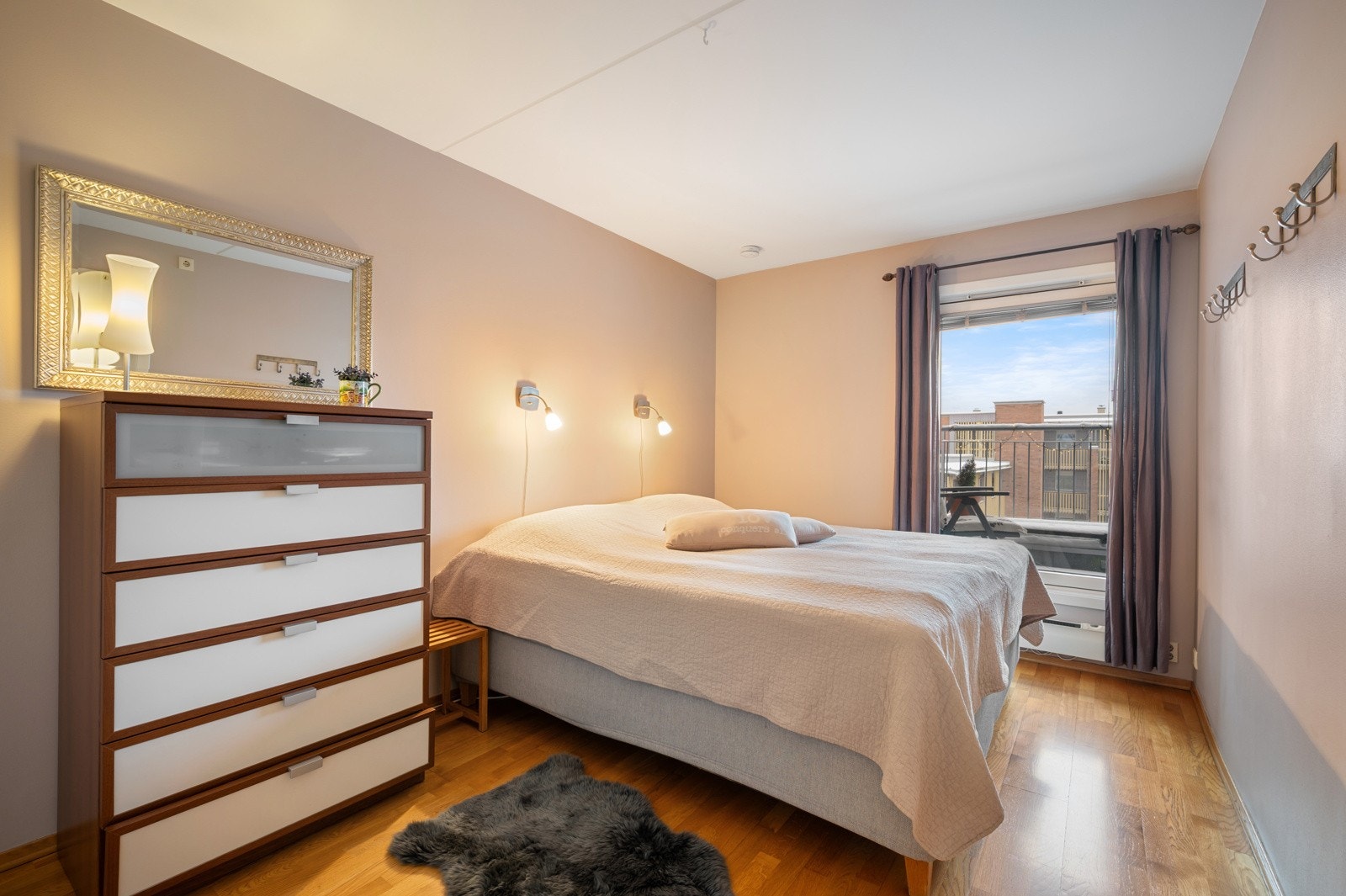 Hovedsoverommet er lyst og romslig, med plass til dobbeltseng, nattbord og tilhørende møblement. Galleribilde