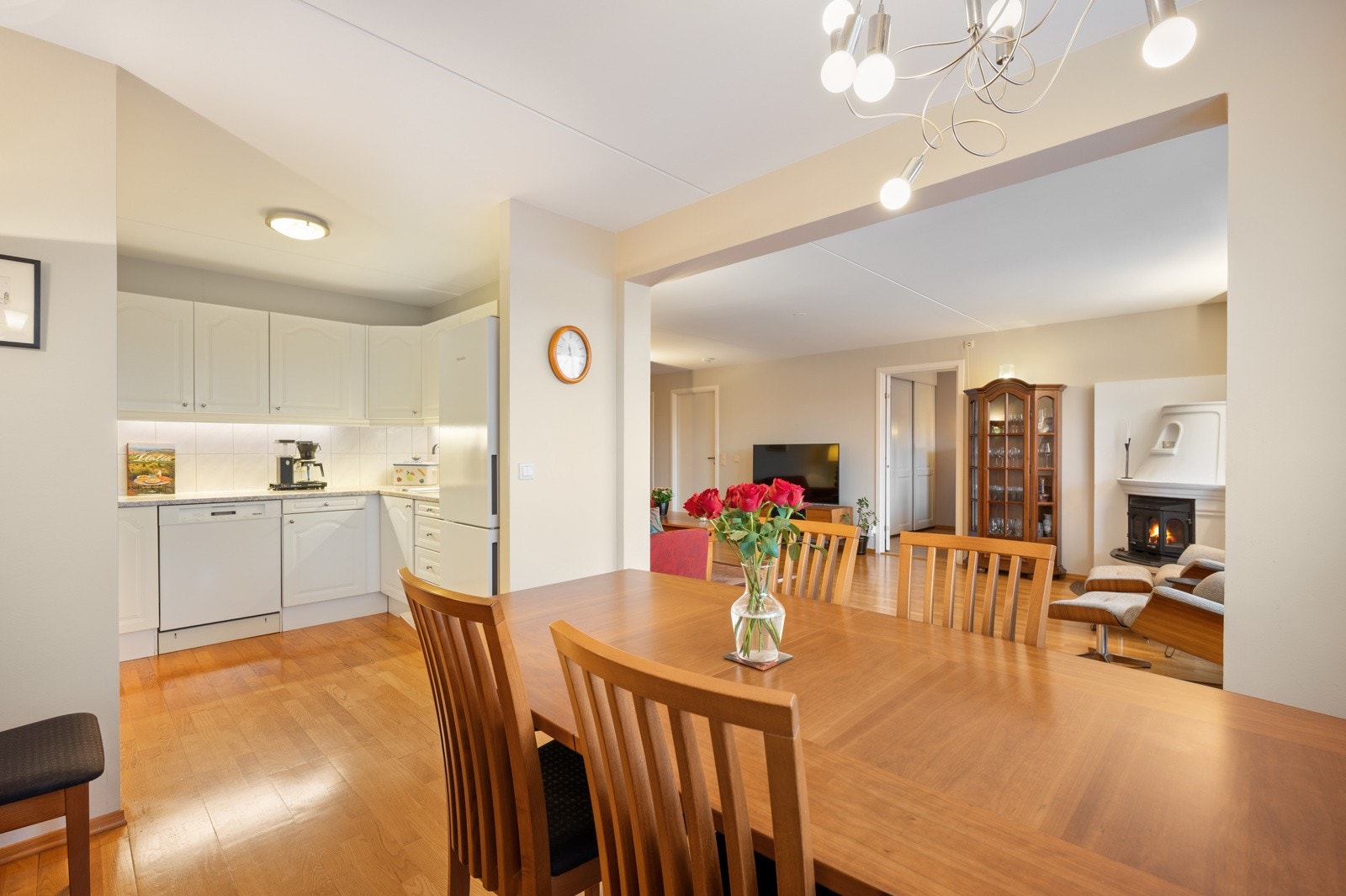 Kjøkkenet ligger delvis adskilt fra stuen og er hovedsakelig fra byggeåret. Galleribilde