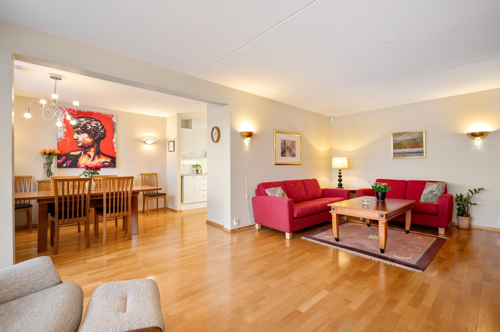 Stuen er lys og romslig, med store vindusflater som slipper inn godt med dagslys og gir utsyn mot nærområdet. Galleribilde