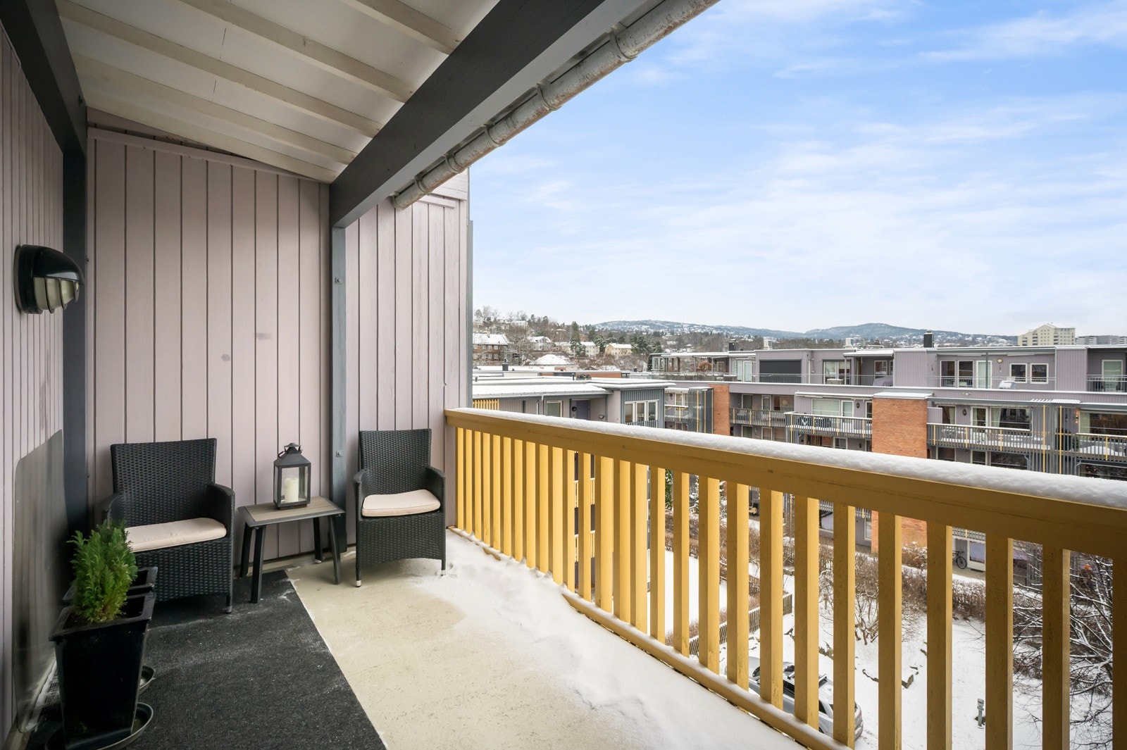 Ute på svalgangen er det sol fra tidlig morgen og utsikt mot Holmenkollen. Galleribilde