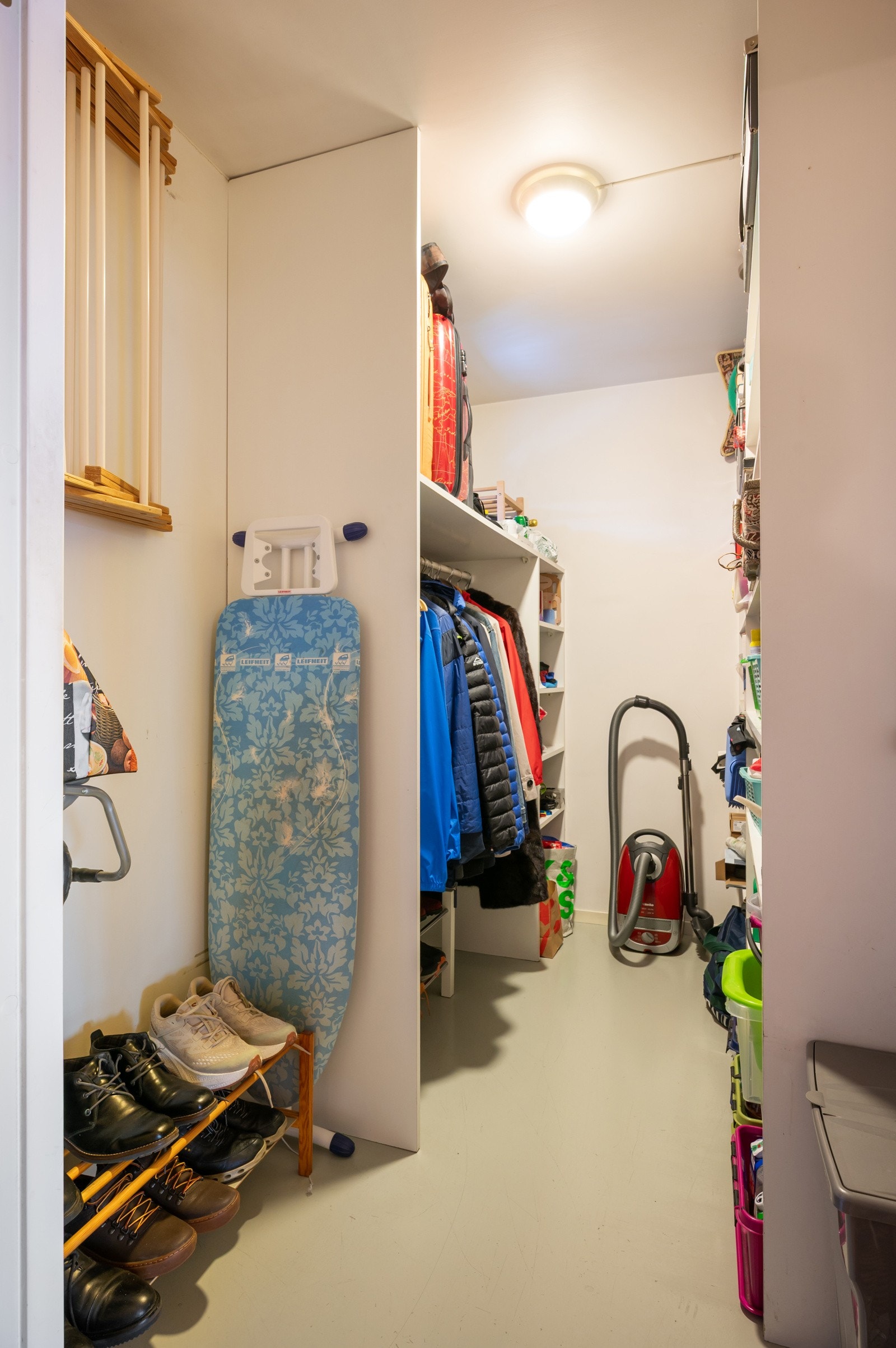 Leiligheten har en innvendig bod som gir god oppbevaringsplass. I tillegg medfølger en ekstern kjellerbod på ca. 7 kvm, samt en utvendig bod på balkongen på ca. 2 kvm. Galleribilde