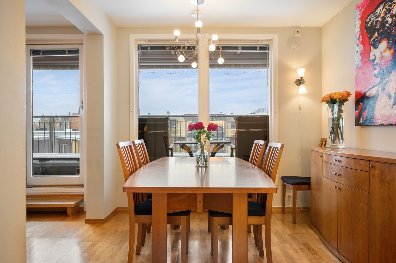 Vinduene gir godt lys inn i rommet. Galleribilde