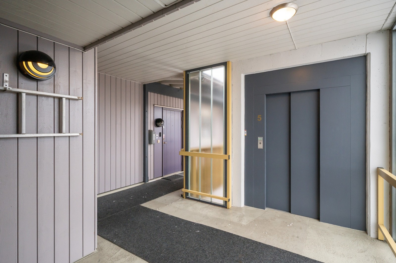 Leiligheten ligger høyt og fint i 5. etasje, med heis til leilighetsplan. Galleribilde