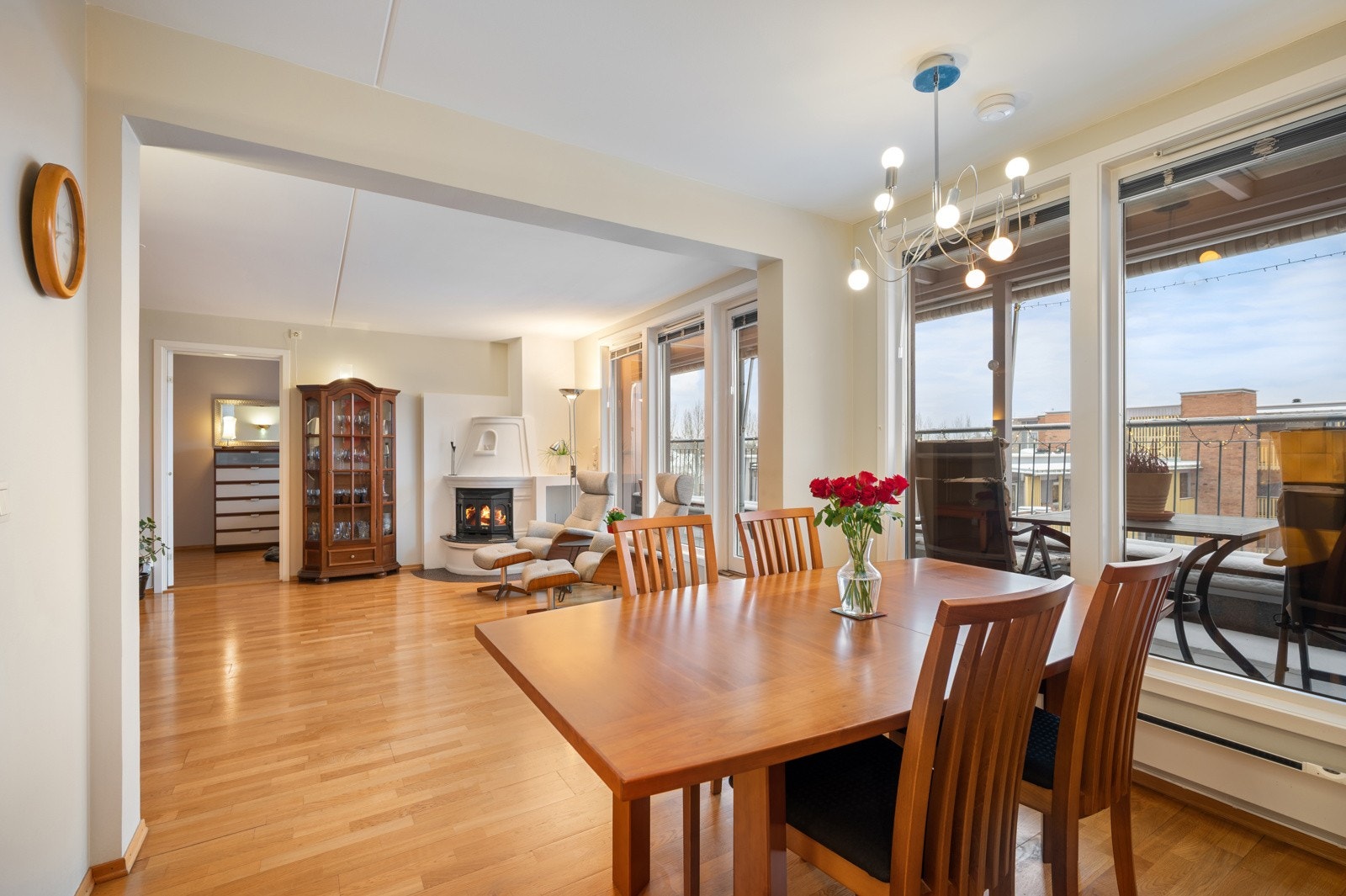 Ventilatoren har utkast til friluft via ekstern vifte på taket. Galleribilde