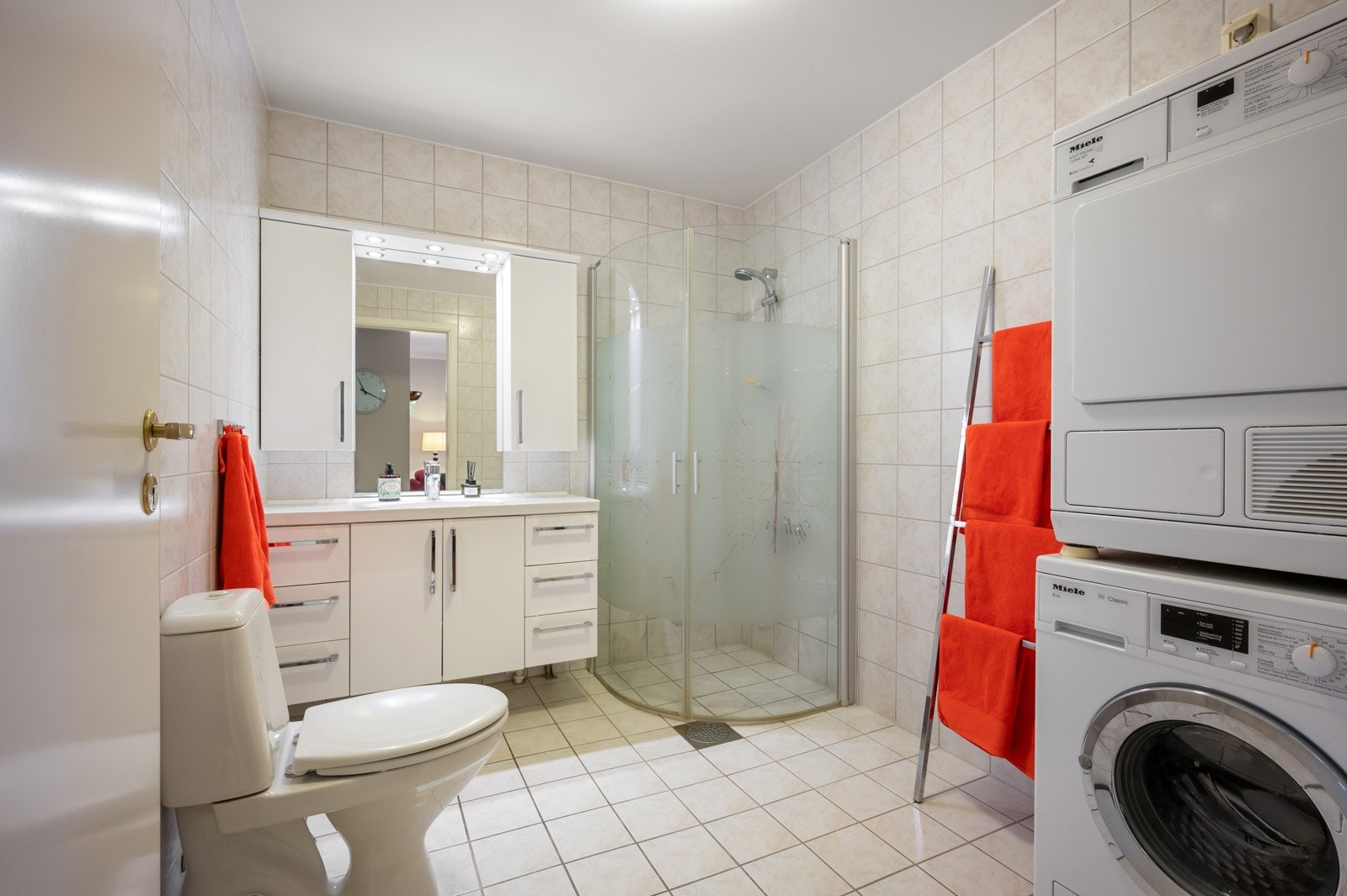 Badet er romslig med flislagte gulv og vegger. Det er varmekabler i gulvet. Galleribilde