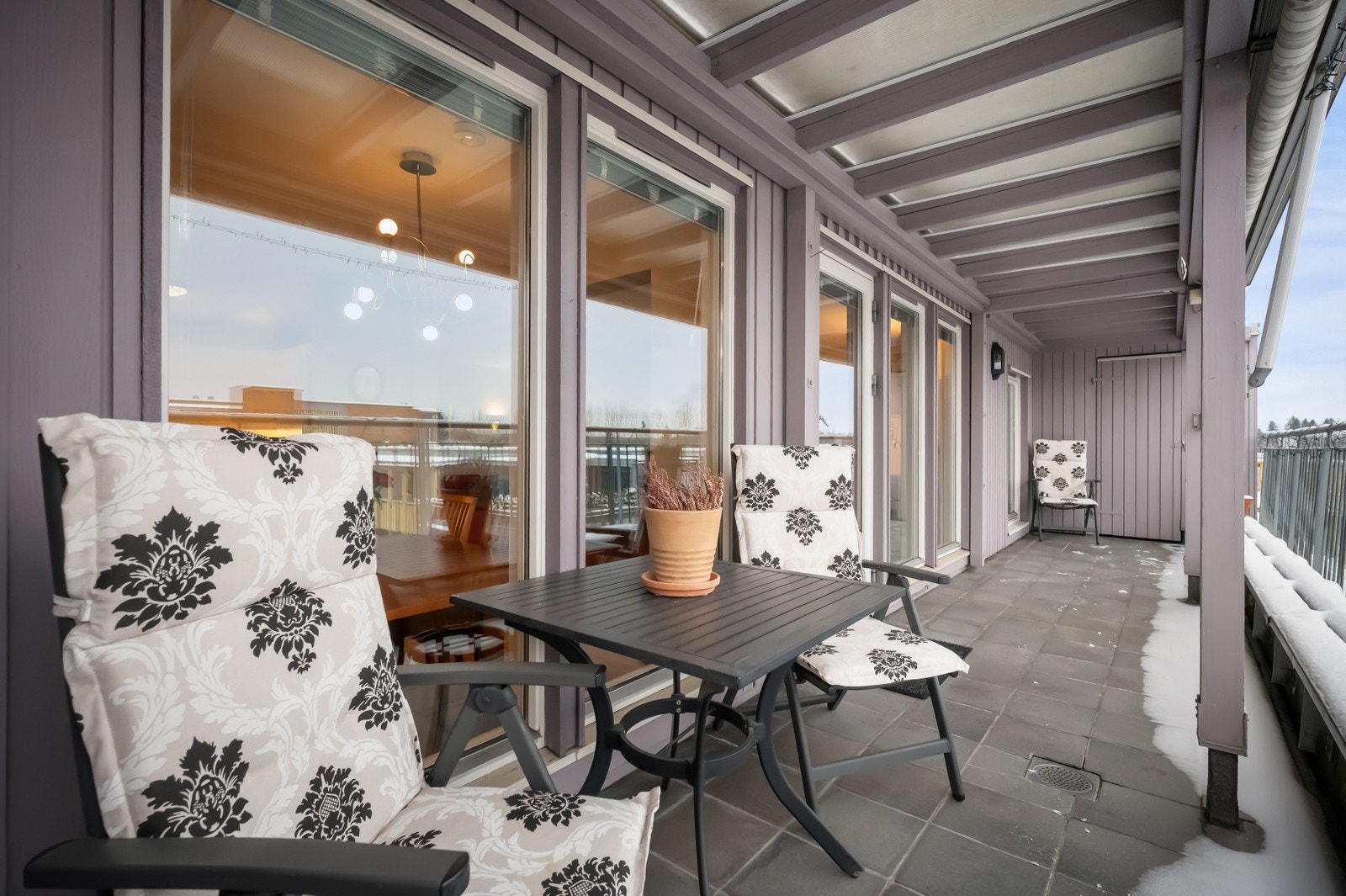 En romslig 3-roms toppleilighet med solrik takterrasse på ca. 18 kvm. Galleribilde