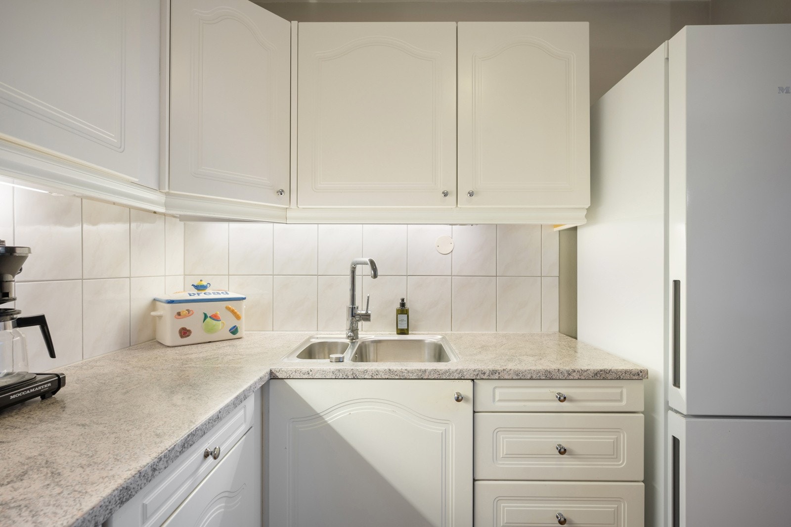 Her er det frittstående hvitevarer samt oppvaskmaskin. Waterguard er montert. Galleribilde