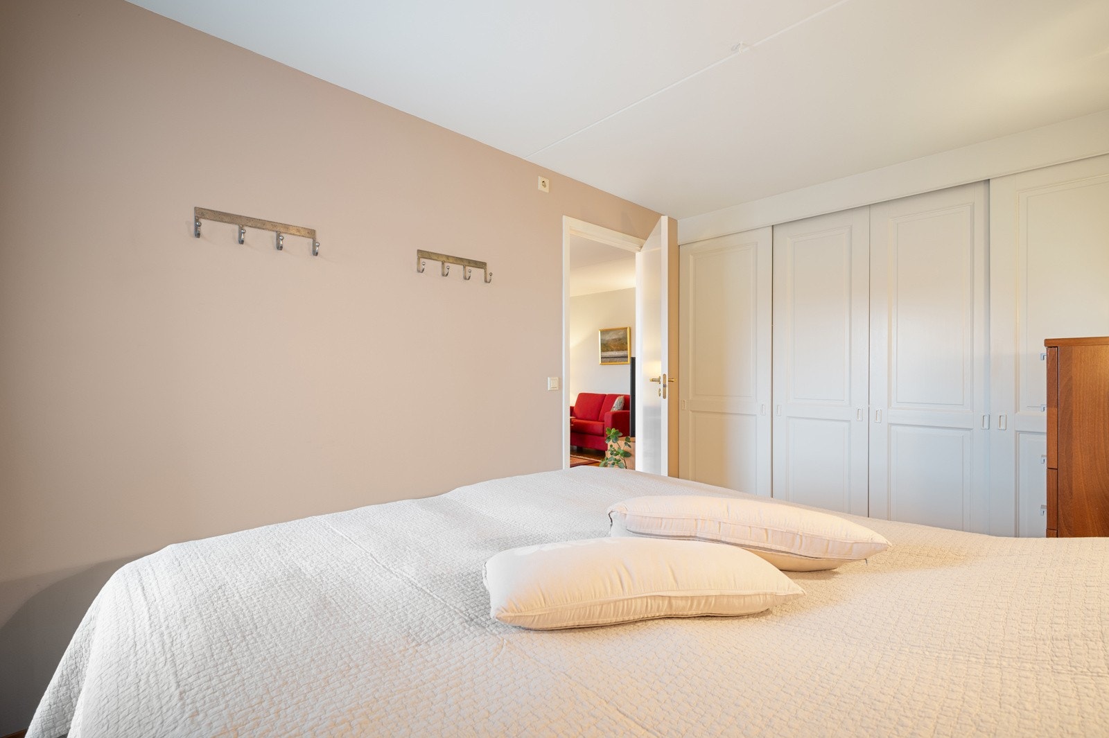 Det er også plass til garderobeløsning for praktisk oppbevaring. Galleribilde