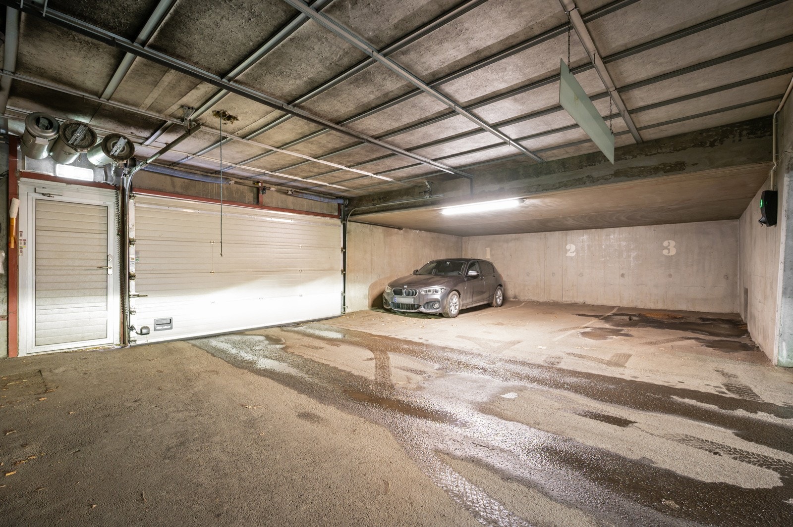 Det medfølger parkeringsplass nummer 3 med el-bil lader i lukket felles garasjeanlegg. Galleribilde