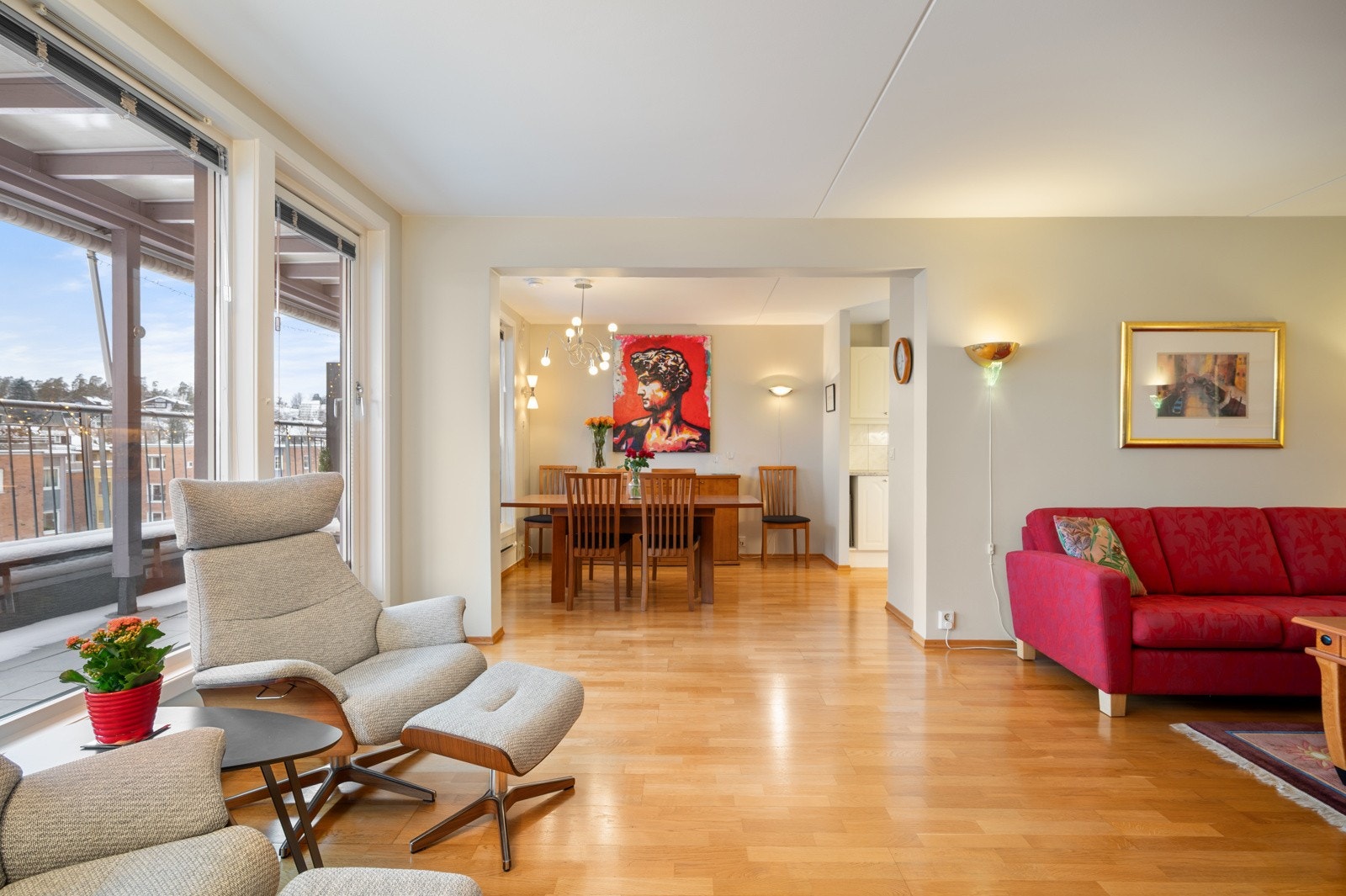 Spisestuen får sin naturlige plassering mellom kjøkken og stue, med god plass til langbord og flere gjester. Galleribilde