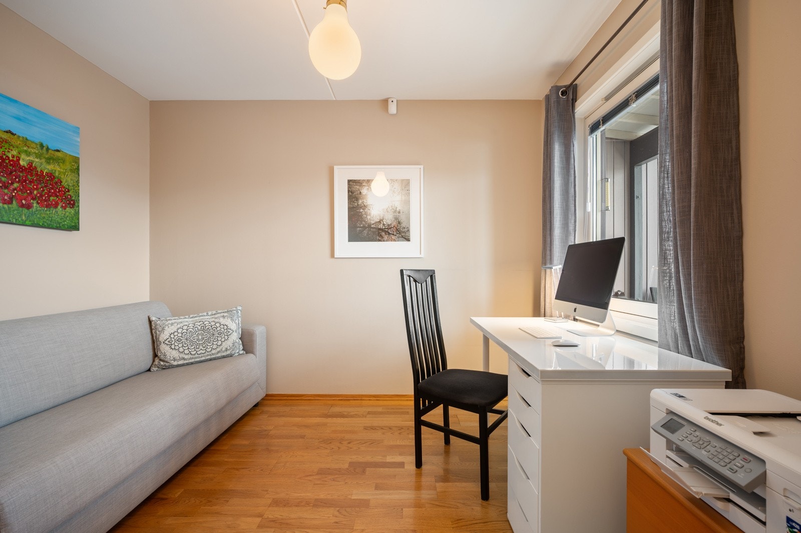 Det andre soverommet er lyst og egner seg godt som barnerom, gjesterom eller hjemmekontor. Galleribilde