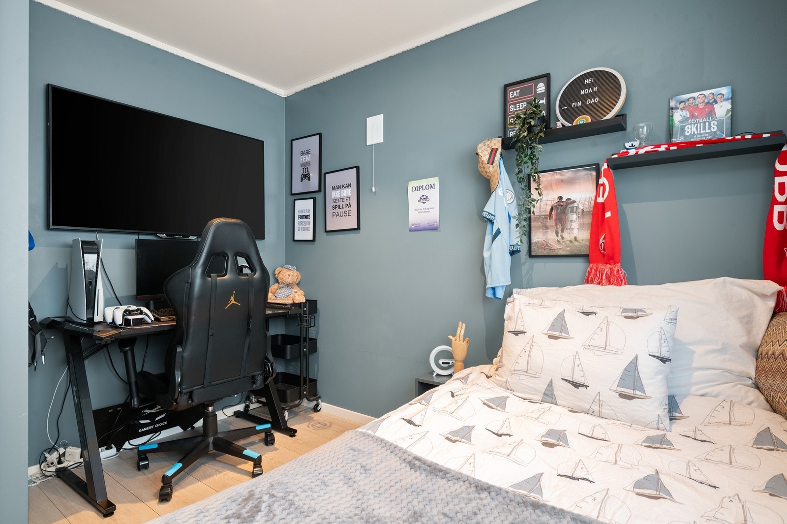 Vinduer med 3-lags glass fra 2014 sikrer god isolasjon. Galleribilde