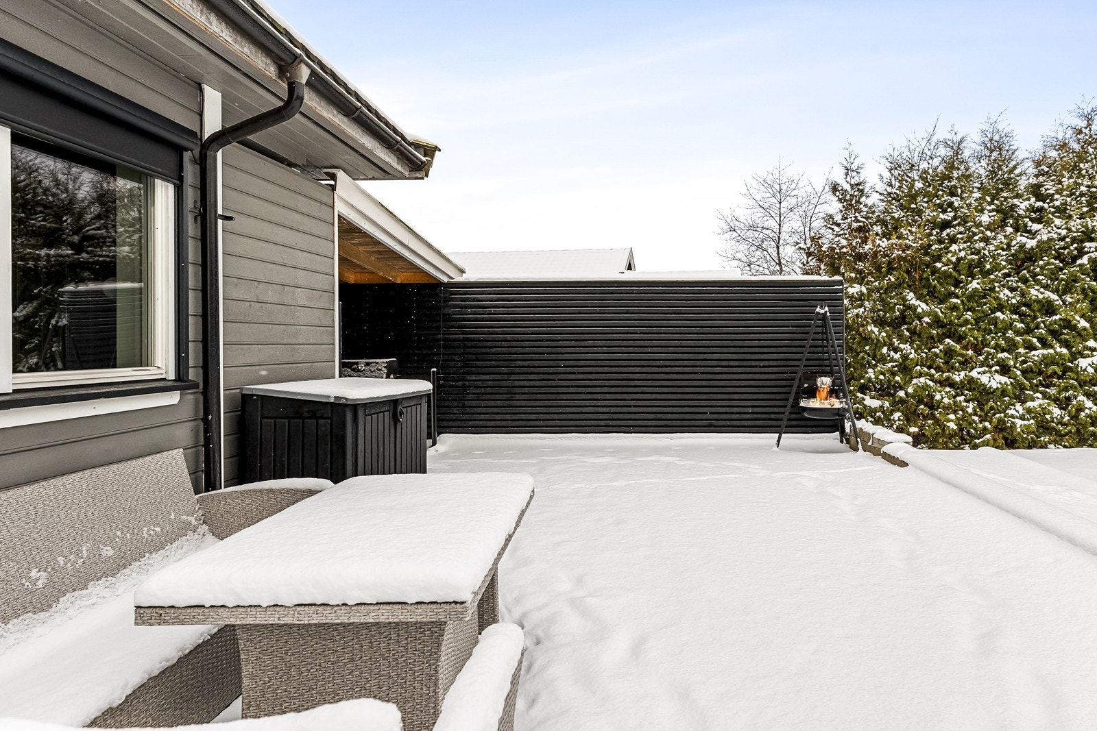 I tillegg er det en støpt terrasse mellom boligen og garasjen. Galleribilde
