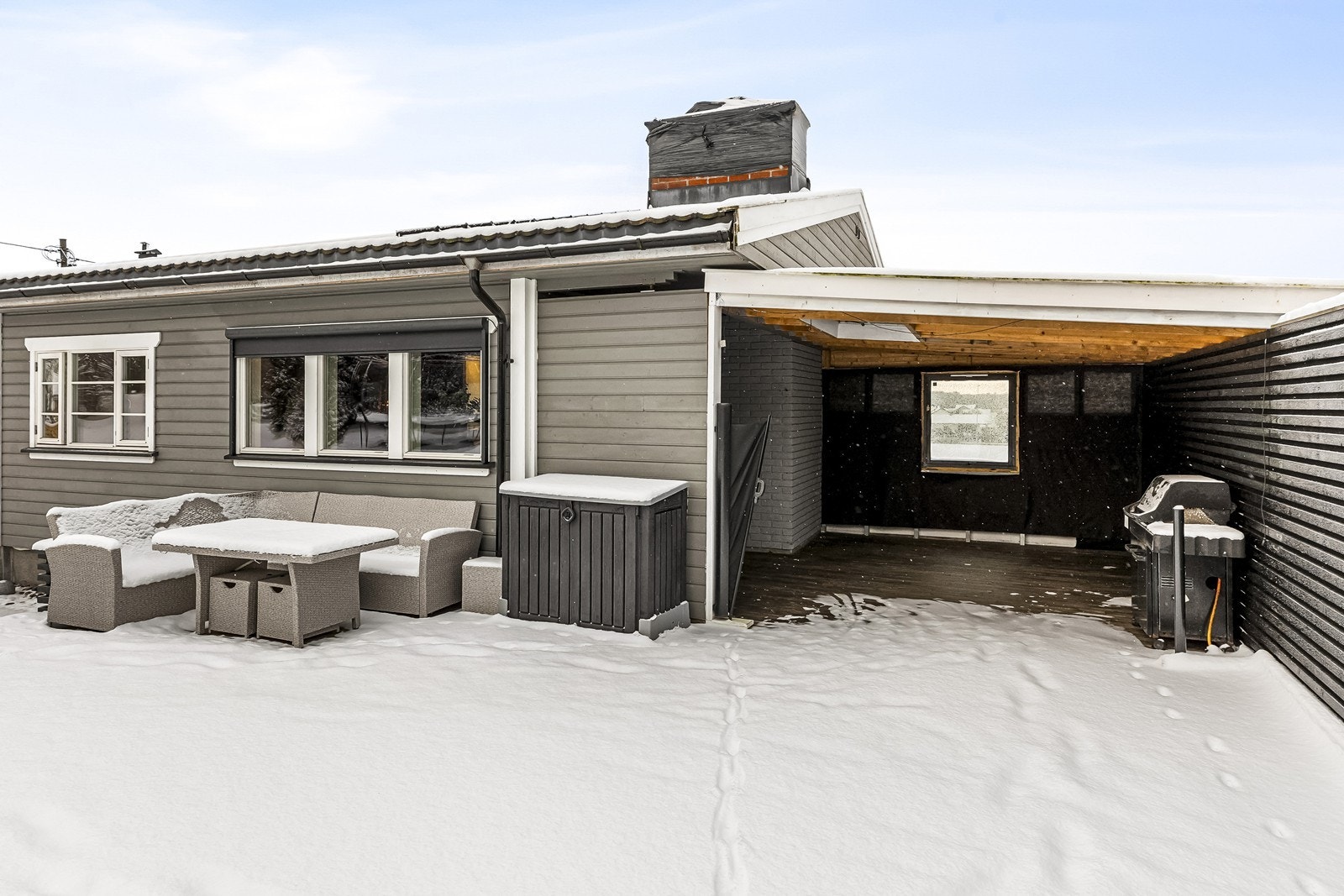 En del av uteområdet er overbygget og gir ly for grill eller utemøbler. Galleribilde