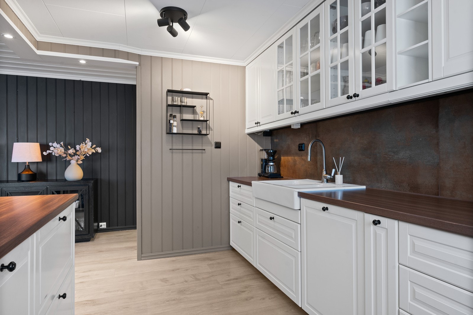 Godt med både skap- og benkeplass gjør kjøkkenet funksjonelt. Galleribilde