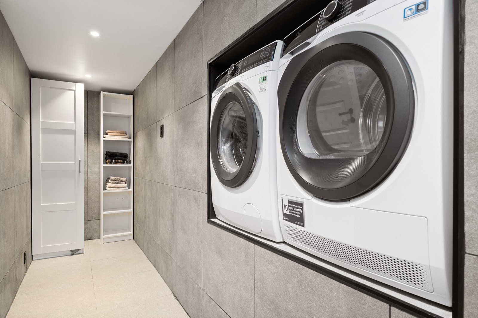 Praktisk, separat vaskerom, også pusset opp i 2023 med fliser og gulvvarme. Galleribilde