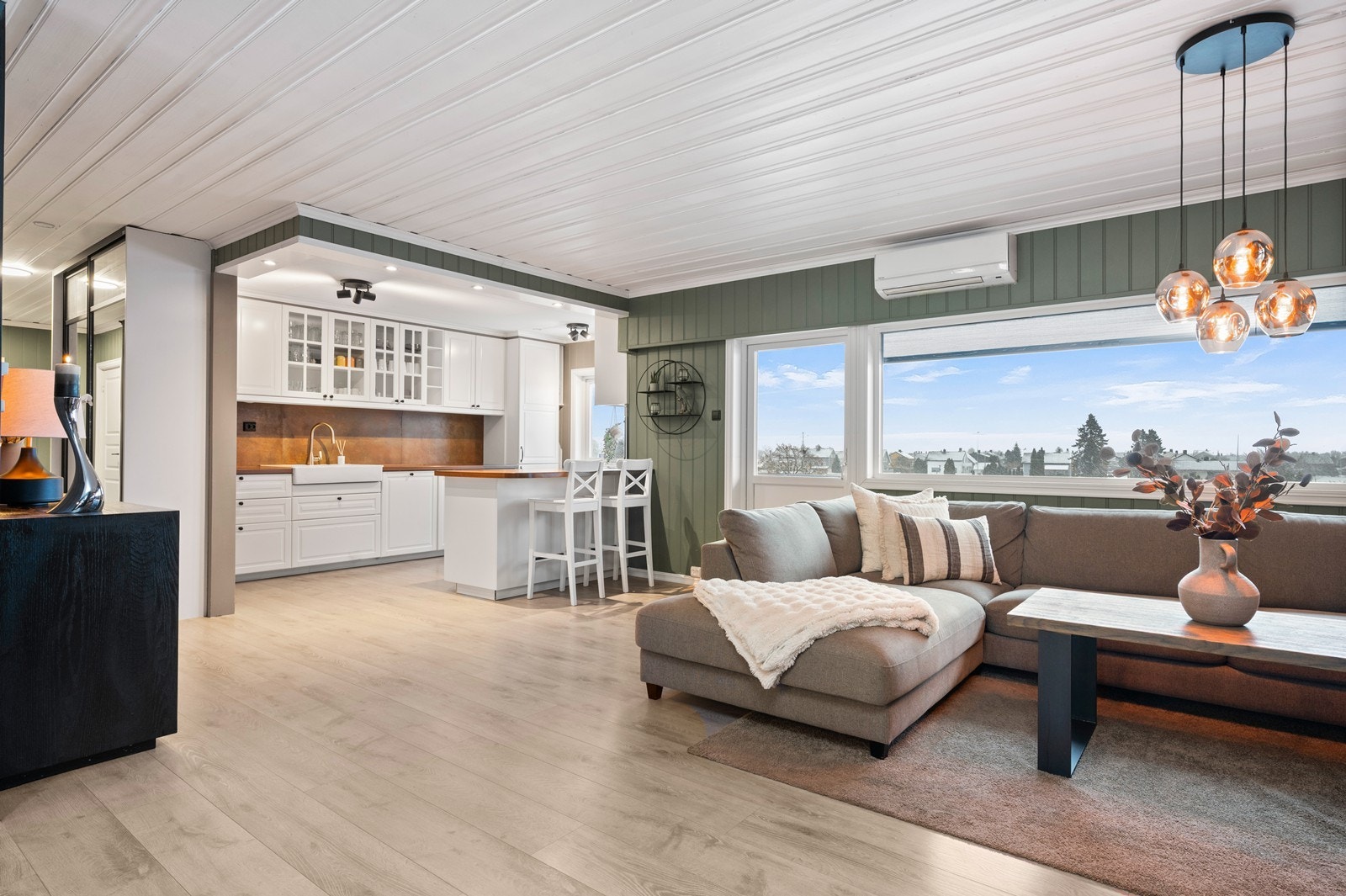 Det åpne allrommet for stue og kjøkken er boligens naturlige samlingspunkt. Galleribilde