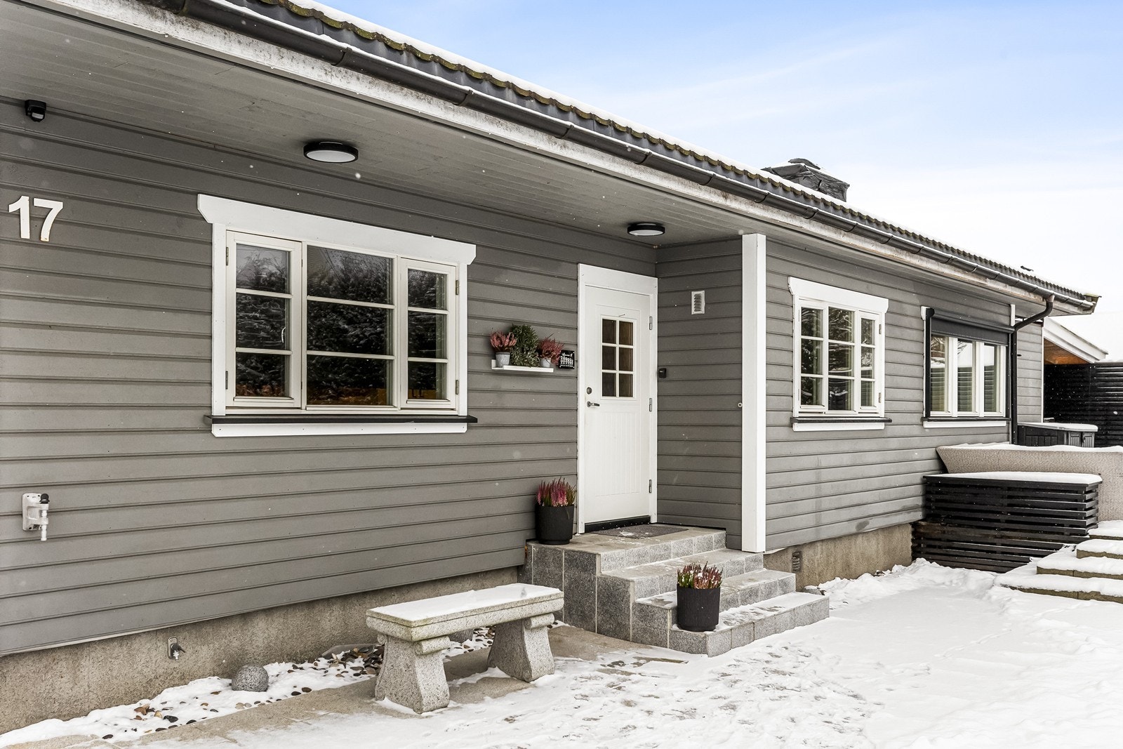 Enebolig fra 1967 med klassisk, liggende trekledning og steintrapp til inngangspartiet. Galleribilde