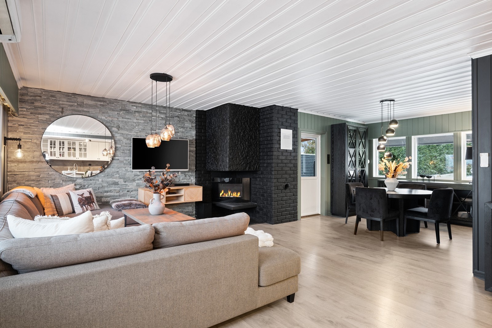 Stuen har en markant, peis(peisen er ikke i bruk flammen er kun illustrasjon) luft-til-luft varmepumpe. Galleribilde