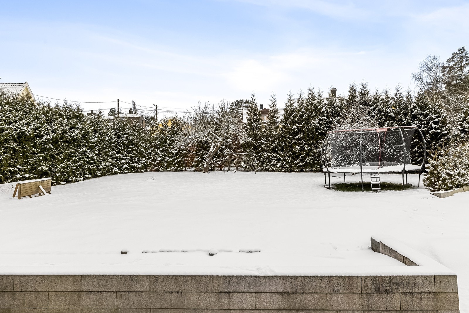 Den store hagen gir godt med plass for lek og utendørsaktiviteter. Galleribilde