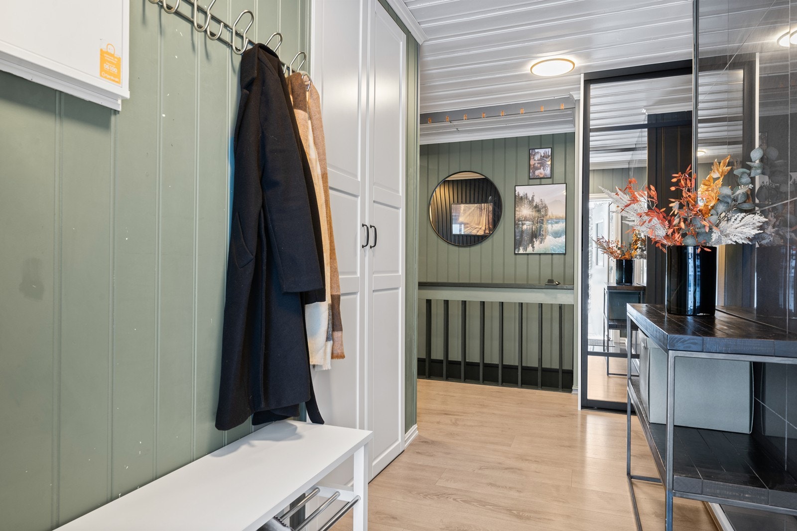 En lys og innbydende entré med god plass til garderobeløsninger. Galleribilde
