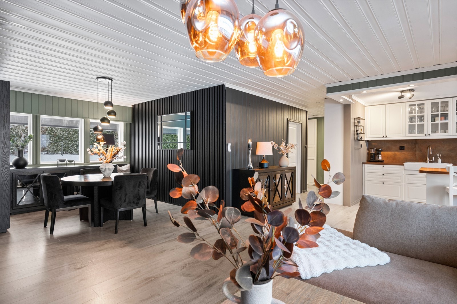 Spisestuen binder sammen kjøkkenet og stuen, med plass til store selskaper. Galleribilde