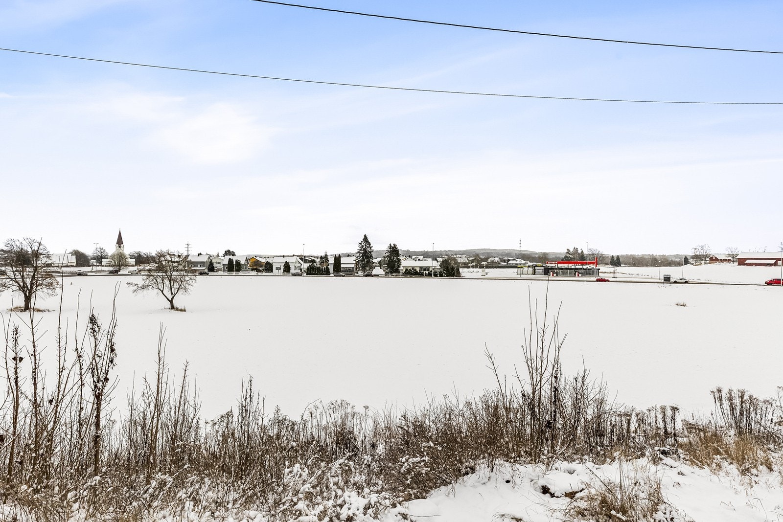 Det er kort vei til servicetilbud som Rema 1000 og Østfoldhallene, kun få minutter unna. Galleribilde