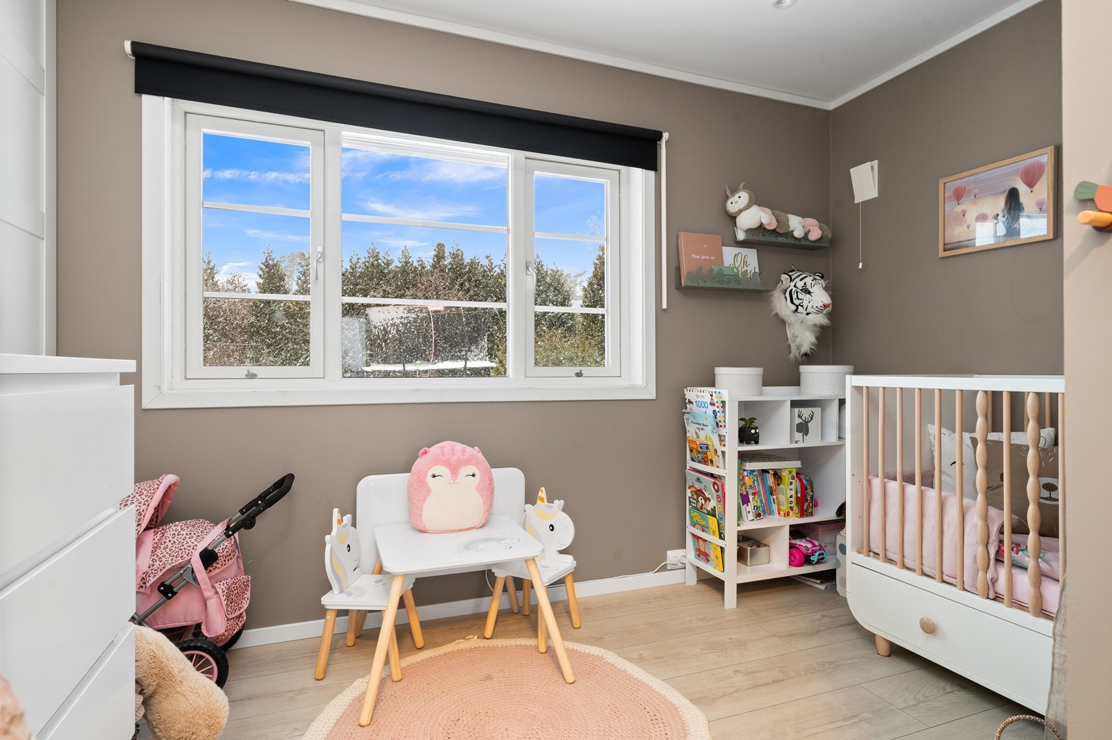 Et av totalt fire soverom i hovedetasjen, ideelt som barnerom. Galleribilde